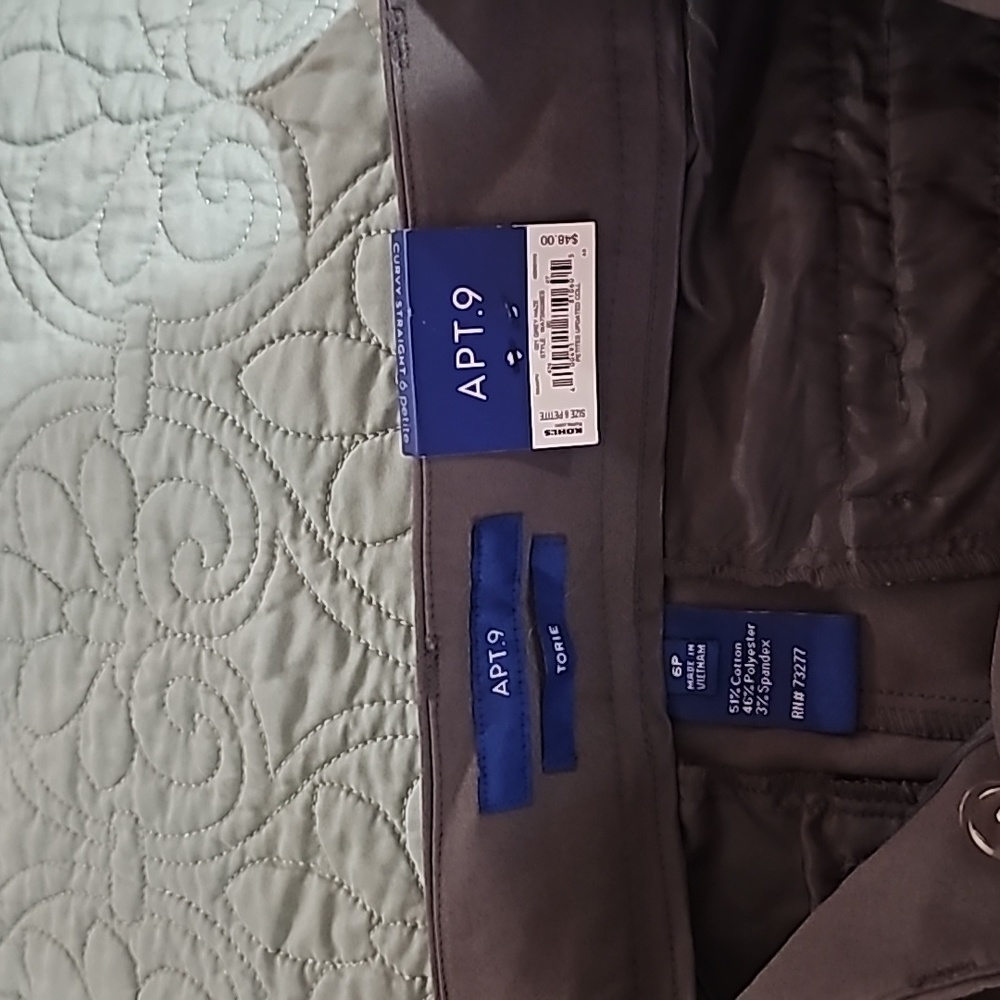 Woman's Apt 9 size 6 petite dress pants